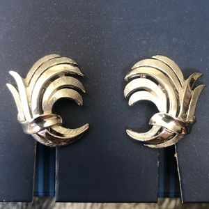 Vintage Crown Trifari earrings. Clip on